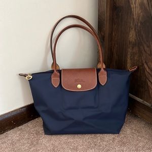 Like-new Longchamp Le Pliage original shoulder bag in navy.